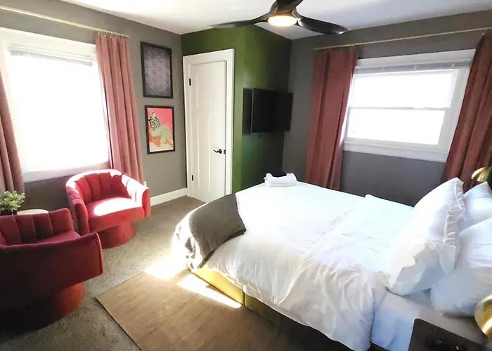 The Funky Fun Haus - Pickleball, Hot Tub, Arcade