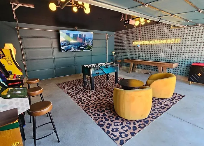 Сasa de vacaciones The Funky Fun Haus - Pickleball, Hot Tub, Arcade *