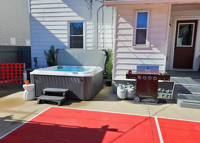Сasa de vacaciones The Funky Fun Haus - Pickleball, Hot Tub, Arcade *
