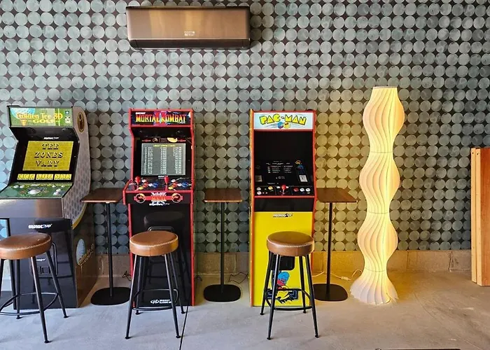 The Funky Fun Haus - Pickleball, Hot Tub, Arcade