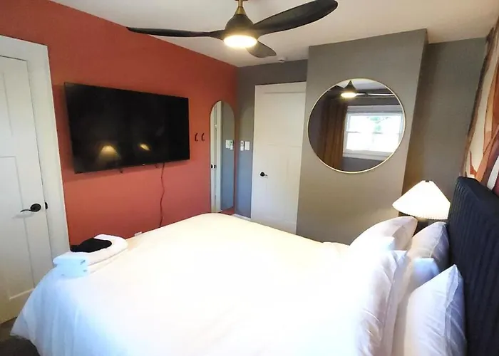 The Funky Fun Haus - Pickleball, Hot Tub, Arcade Columbus