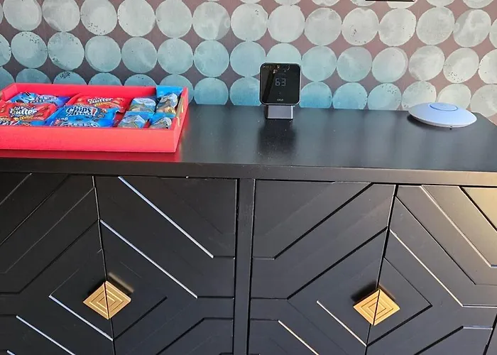 The Funky Fun Haus - Pickleball, Hot Tub, Arcade *