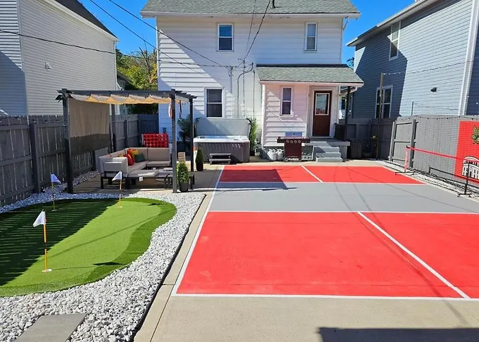 The Funky Fun Haus - Pickleball, Hot Tub, Arcade *
