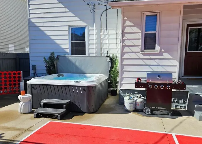The Funky Fun Haus - Pickleball, Hot Tub, Arcade Columbus