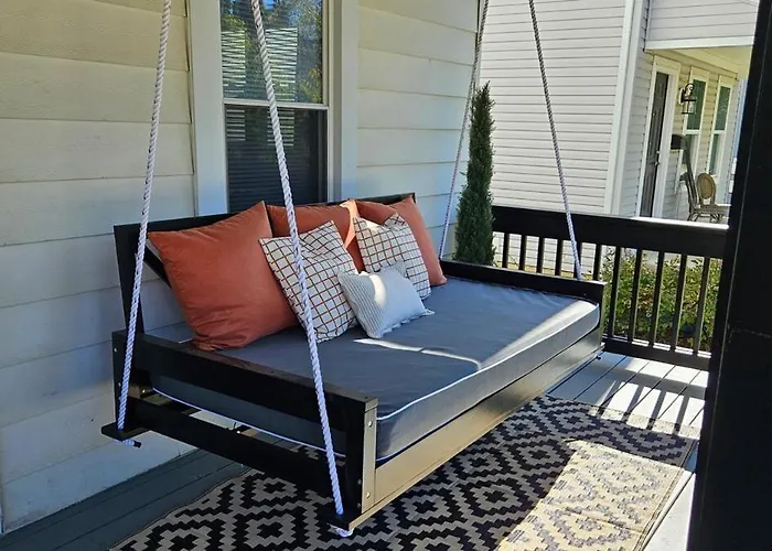 The Funky Fun Haus - Pickleball, Hot Tub, Arcade